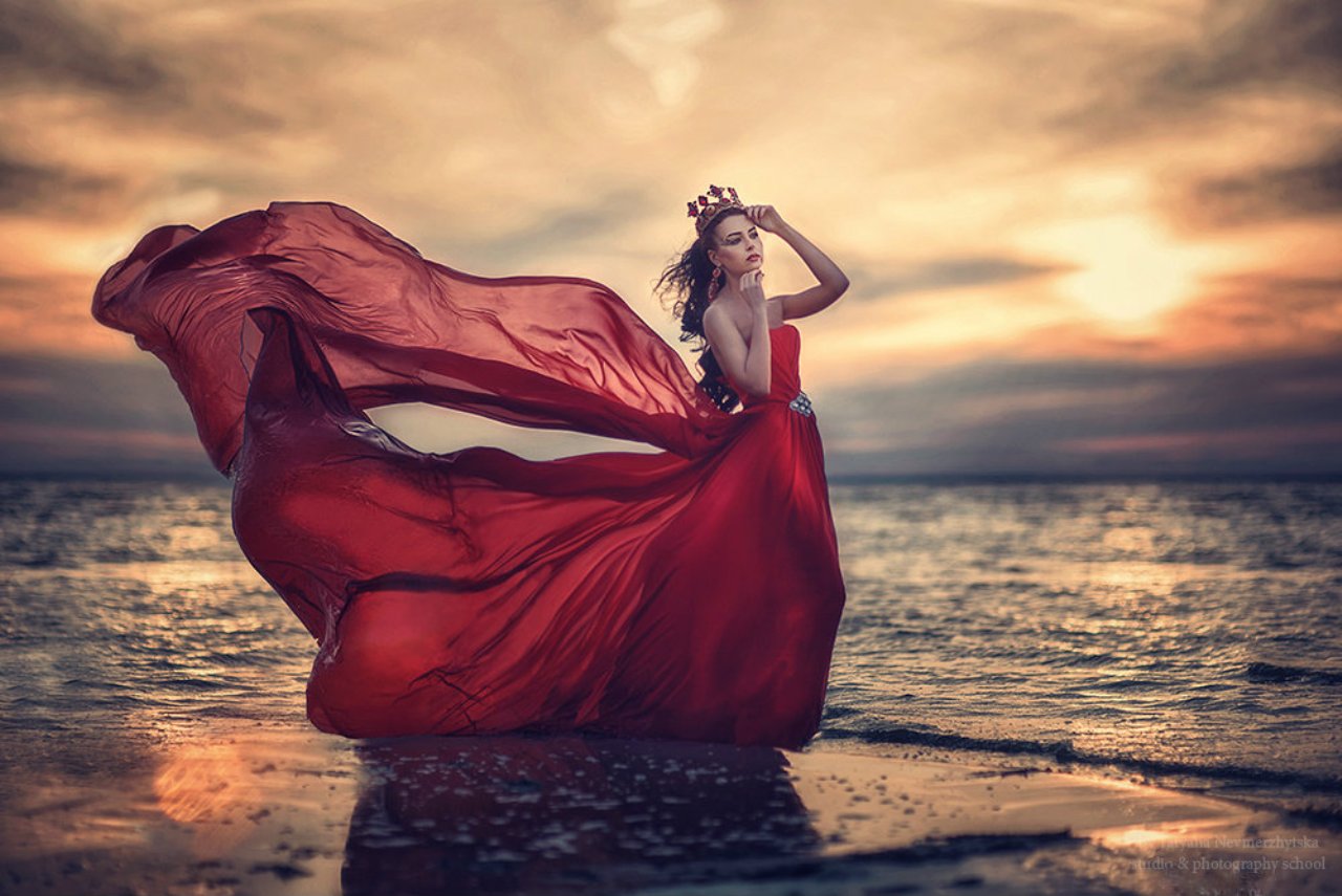 Девушка в Красном платье на море
