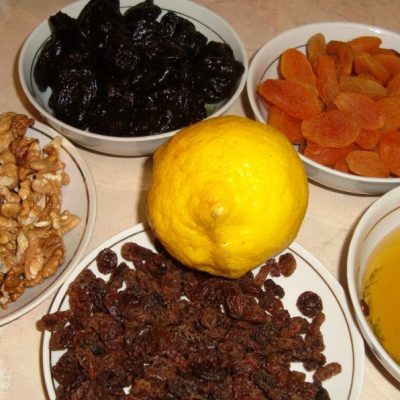 Питательная смесь для сердца — чернослив, курага, изюм, грецкие орехи, мед, лимон