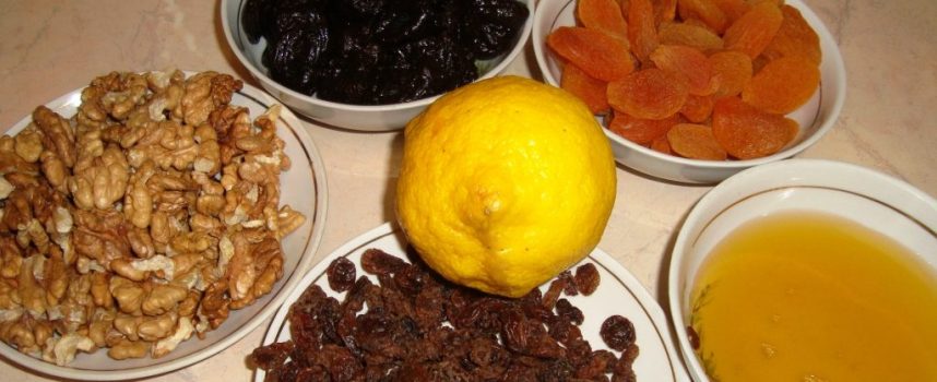Питательная смесь для сердца — чернослив, курага, изюм, грецкие орехи, мед, лимон