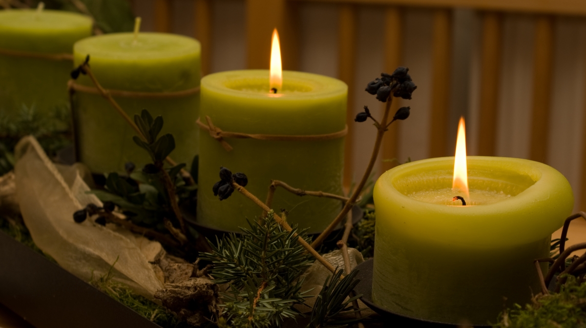 Очистка дома свечой. Свеча зеленая. Ритуальные свечи. Красивые магические свечи. Свечи домашние.