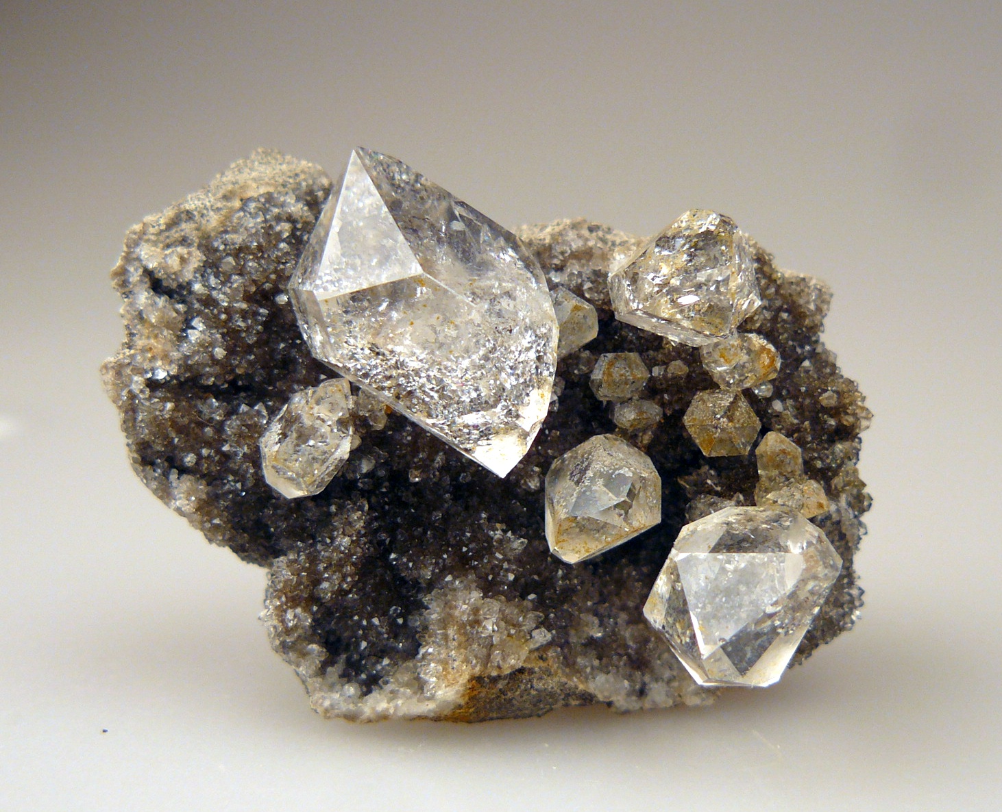 Kak vyglyadit. Минерал самородок Алмаз. Алмаз неограненный камень. Неограненный Алмаз и бриллиант. Алмаз камень необработанный.