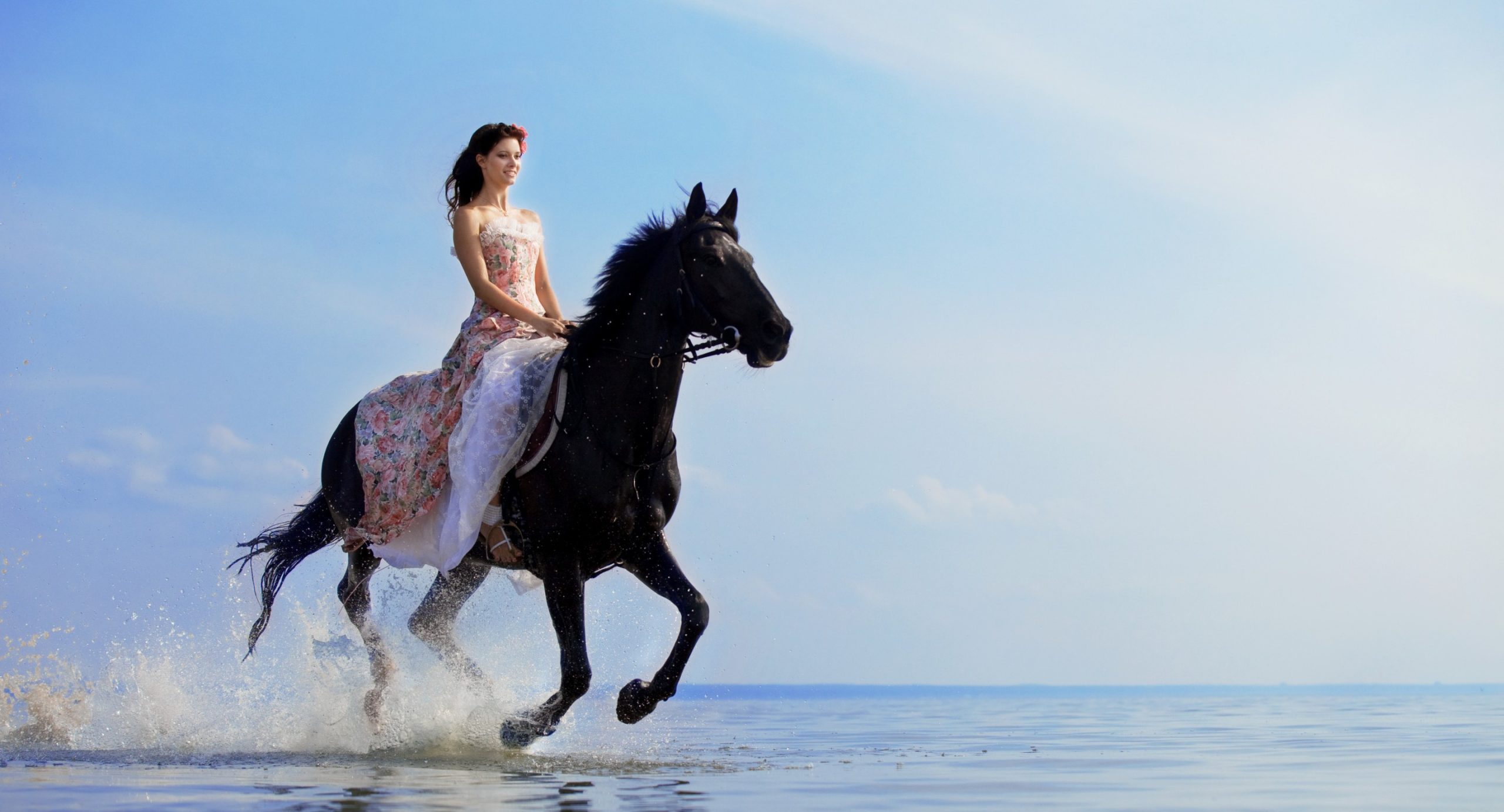 Beautiful girl riding. Всадница Пенелопа Круз. Пенелопа Крус на лошади ковбой. Девушка на коне. Красивые женские платья на лошади.